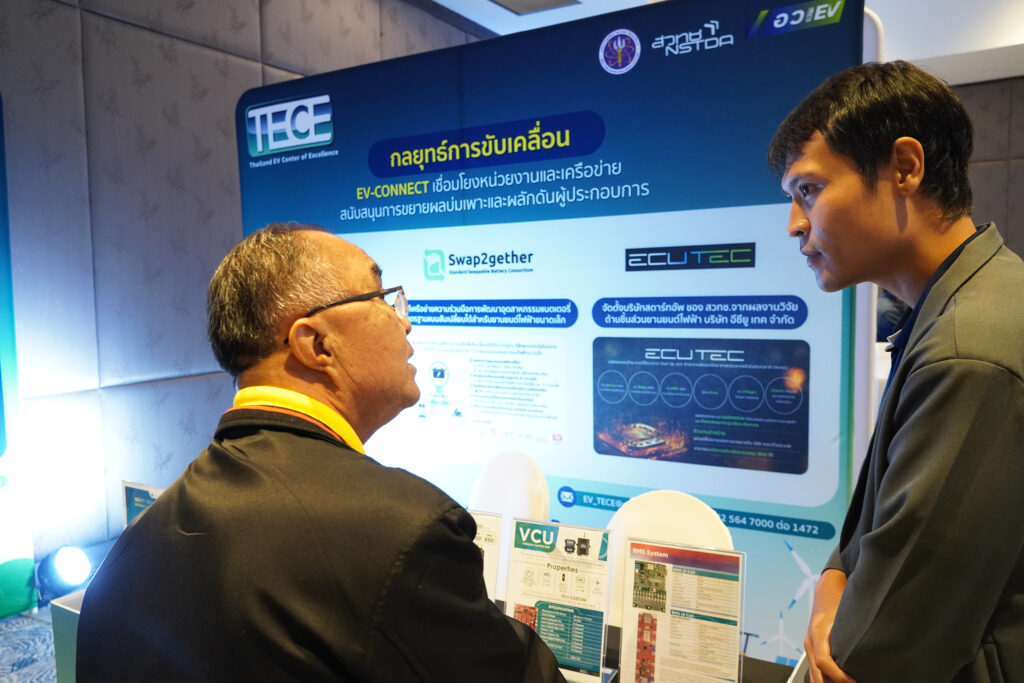 ภาพ นักวิจัยกำลังพูดคุยคนเยี่ยมชมบรรยากาศบูธนิทรรศการ ในงาน