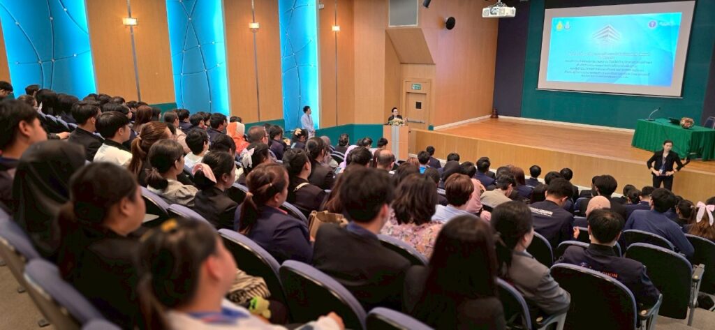 ภาพ บรรยากาศ ของ ผู้เข้าร่วมโครงการ นั่งฟังการกล่าวต้อนรับจาก ดร. จุฬารัตน์ ตันประเสริฐ รองผู้อำนวยการ สวทช. 