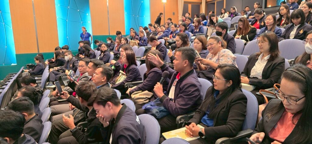 ภาพ บรรยากาศ ของผู้เข้าร่วมโครงการ นั่งฟังการกล่าวต้อนรับจาก ดร. จุฬารัตน์ ตันประเสริฐ รองผู้อำนวยการ สวทช. 
