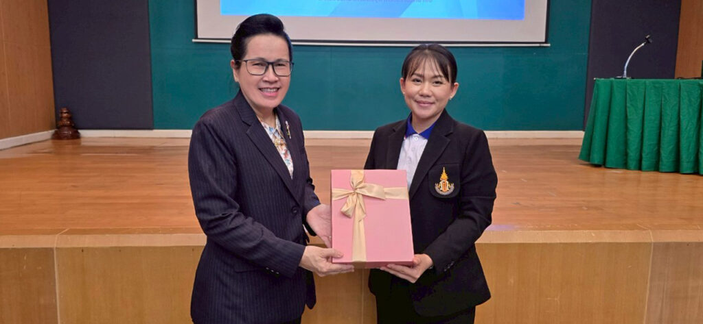 ภาพ ดร. จุฬารัตน์ ตันประเสริฐ รองผู้อำนวยการ สวทช. รับมอบของที่ระลึกจาก ตัวแทน สพฐ.