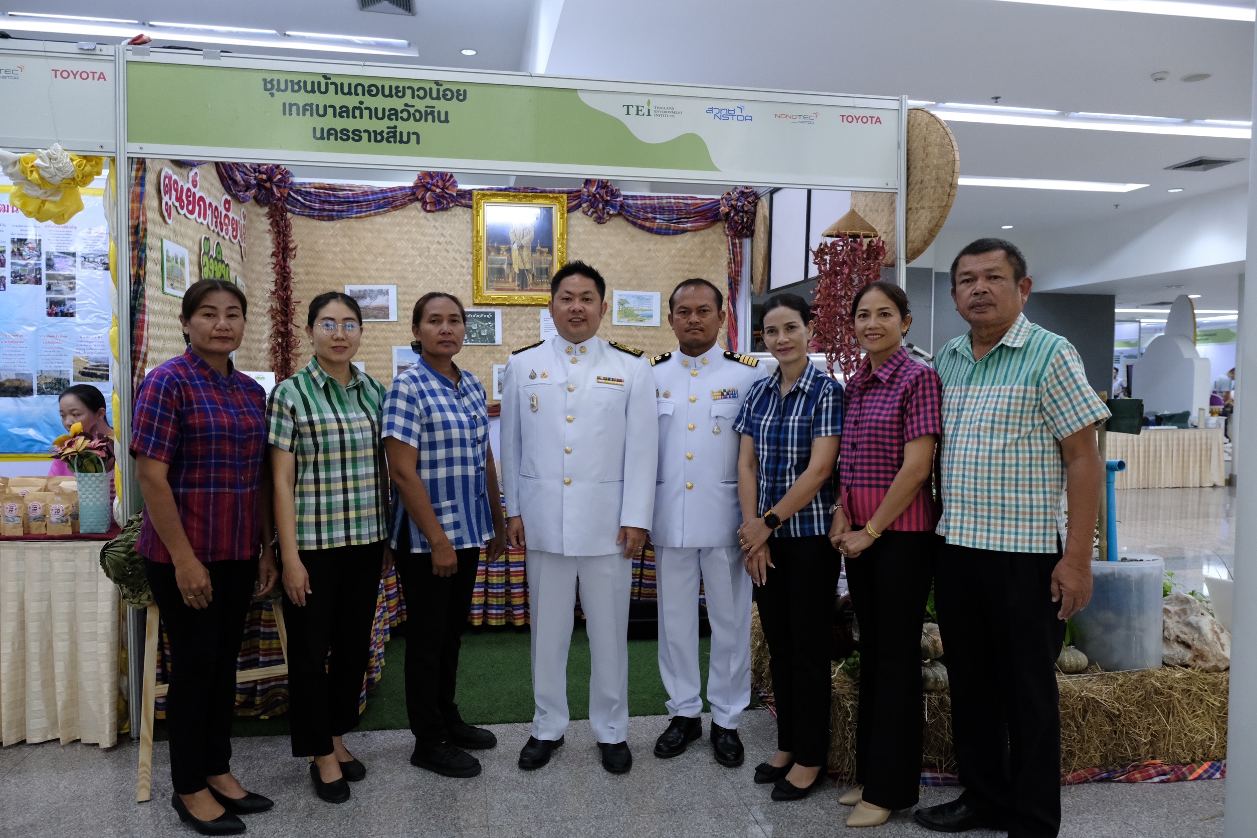 ภาพผู้ประกวดนำเสนอผลงานแก่ผู้บริหาร 