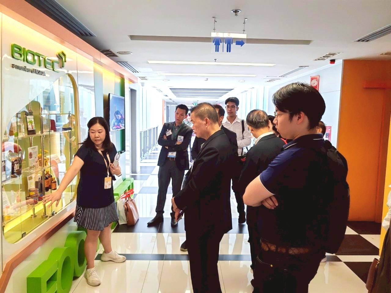 ภาพ ผู้แทนจาก BIOTEC นำเสนอข้อมูลผลงานวิจัยและผลิตภัณฑ์นวัตกรรมอาหารต่อคณะผู้บริหารหลักสูตร สอส. รุ่นที่ 1 ณ ศูนย์นวัตกรรมอาหารและอาหารสัตว์ (Food and Feed Innovation Center)