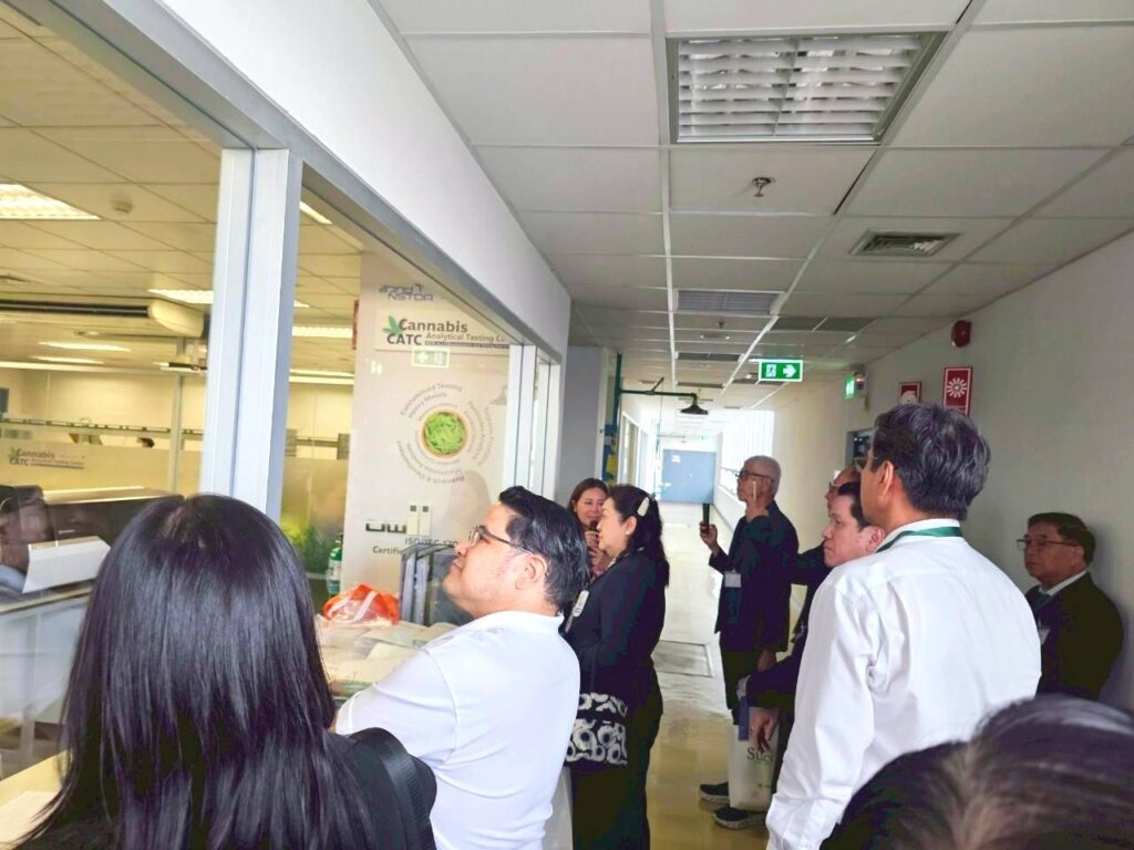 ภาพ คณะผู้บริหารหลักสูตร สอส. รุ่นที่ 1 เข้ารับฟังการบรรยายภาพรวมของศูนย์บริการวิเคราะห์ทดสอบ (NCTC) 
