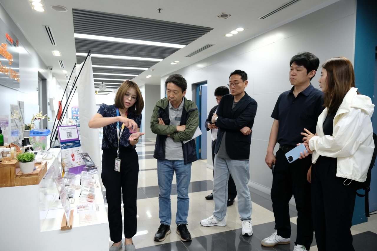 ภาพการเยี่ยมชมนิทรรศการผลงานวิจัยของศูนย์นาโนเทคโนโลยีแห่งชาติ 