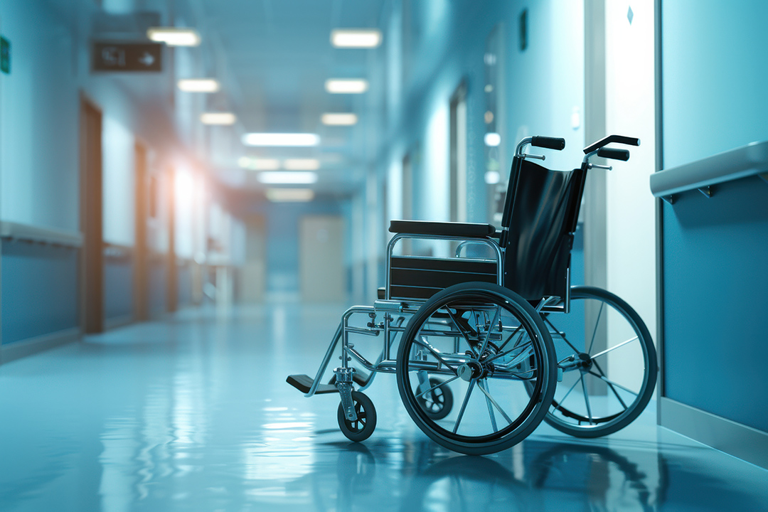 ภาพ Wheel Chair จอดทิ้งไว้ในโถงโรงพยาบาล
