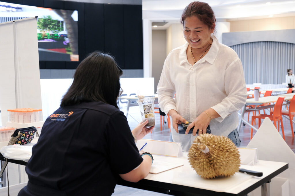 ภาพ เกษตรกรนำตัวอย่างดิน น้ำในแปลงปลูก สมุนไพร พืชแปรรูป รวมถึงทุเรียนมาทดสอบการตรวจคัดกรองการปนเปื้อน ให้กับเจ้าหน้าที่ลงทะเบียน 