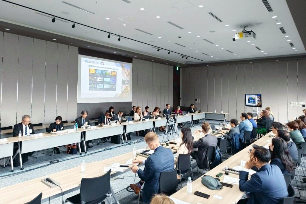 ภาพมุมกว้างของห้องประชุมโต๊ะกลม มีผู้แทนองค์กรระดับนานาชาติ ประมาณ 38 คน กำลังแลกเปลี่ยนความคิดเห็นกันอยู่