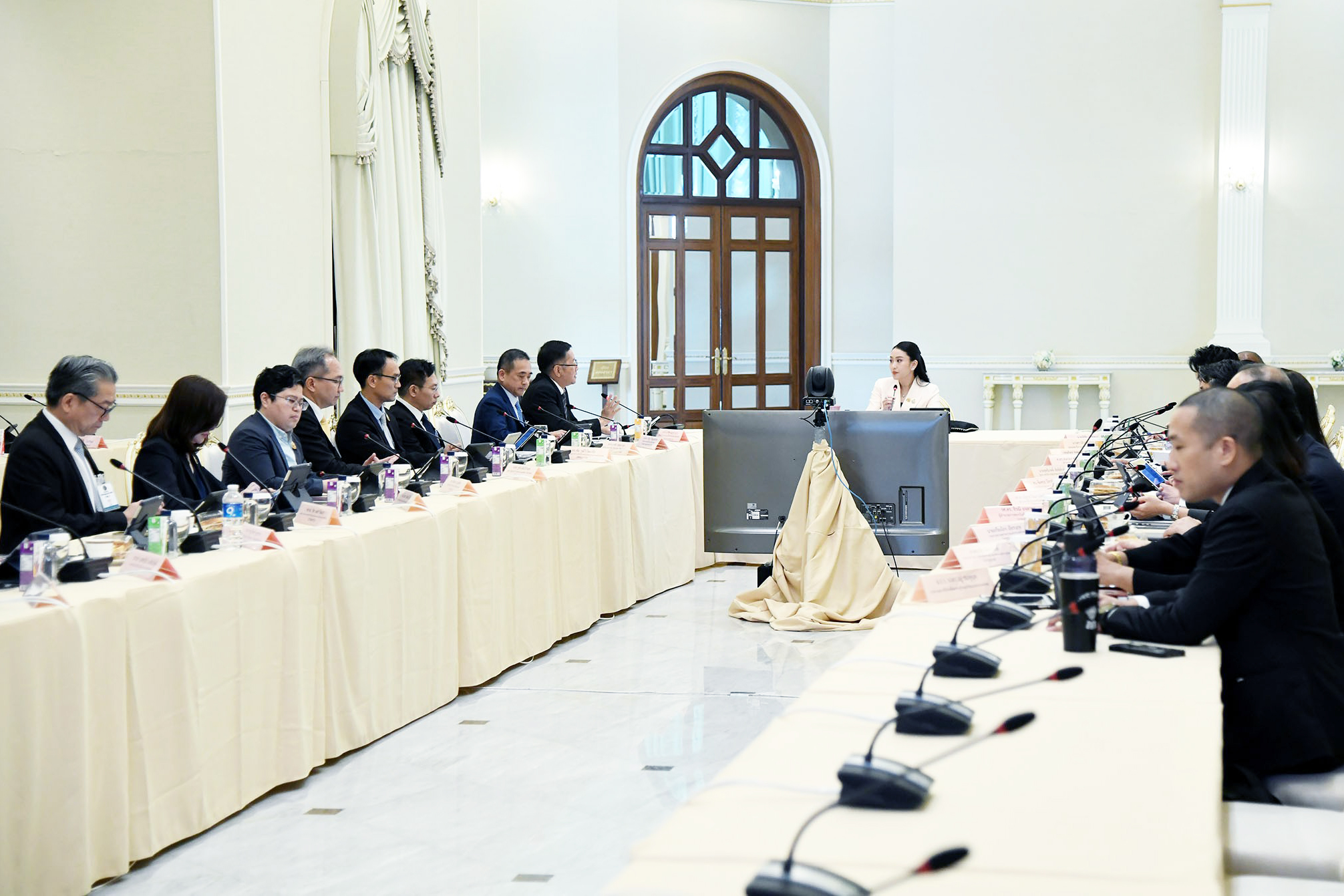 ภาพ การนั่งประชุมของนายกรัฐมนตรี และรัฐมนตรีกระทรวงต่างๆ ซึ่งมีผู้บริหาร สวทช. เข้าร่วมด้วย ซึ่งโตะจัดเป็นรูปตัวยู นายยกอยู่หัวโต๊ะ มีจอทีวีดูสไลดนำเสนอ