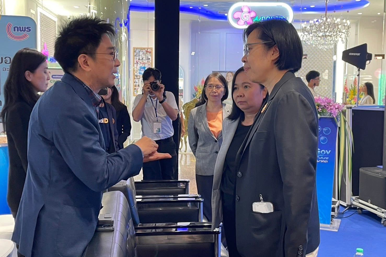ภาพ ดร.วสันต์ ภัทรอธิคม ผู้ช่วยผู้อำนวยการ สวทช. ยืนพูดคุยกับ น.ส.อ้อนฟ้า เวชชาชีวะ เลขาธิการ ก.พ.ร.