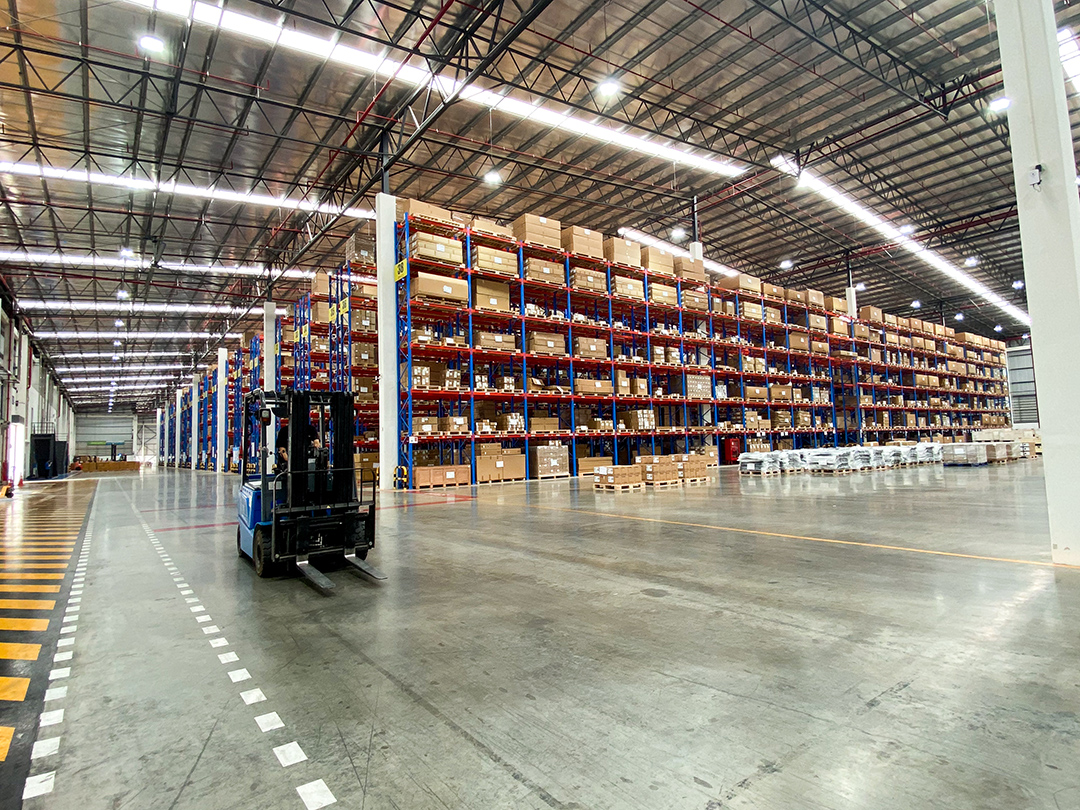 ภาพการเคลื่อนที่ของรถ forklift ในคลังสินค้า