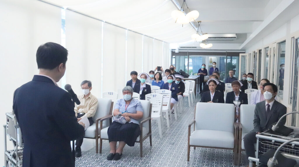 ภาพ นายแพทย์วุฒิพงษ์ ฐิรโฆไท กำลังบรยาย แก่ตัวแทน รพ ต่างๆ