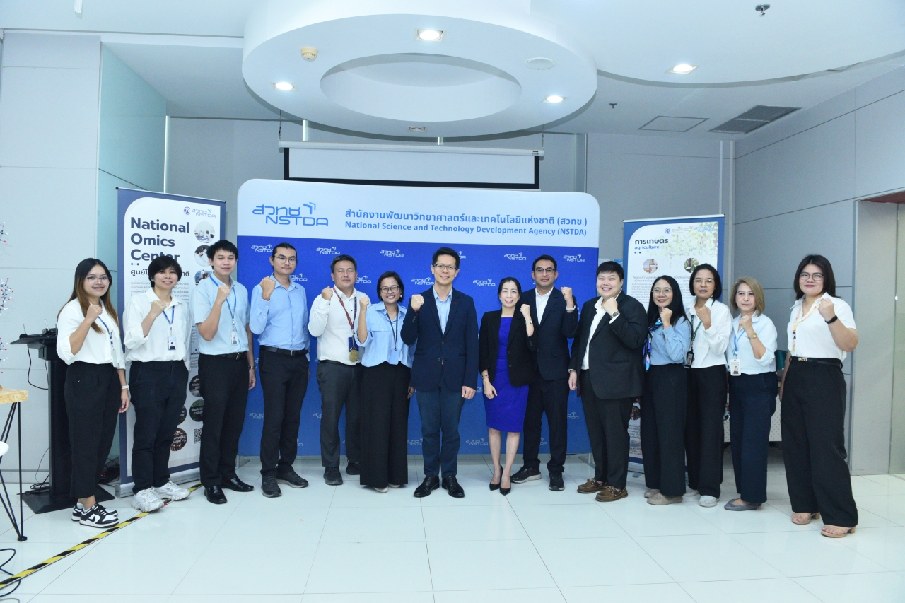 ภาพหมู่คณะผู้บริหารผู้ร่วมงานศูนย์โอมิกส์ฯ 