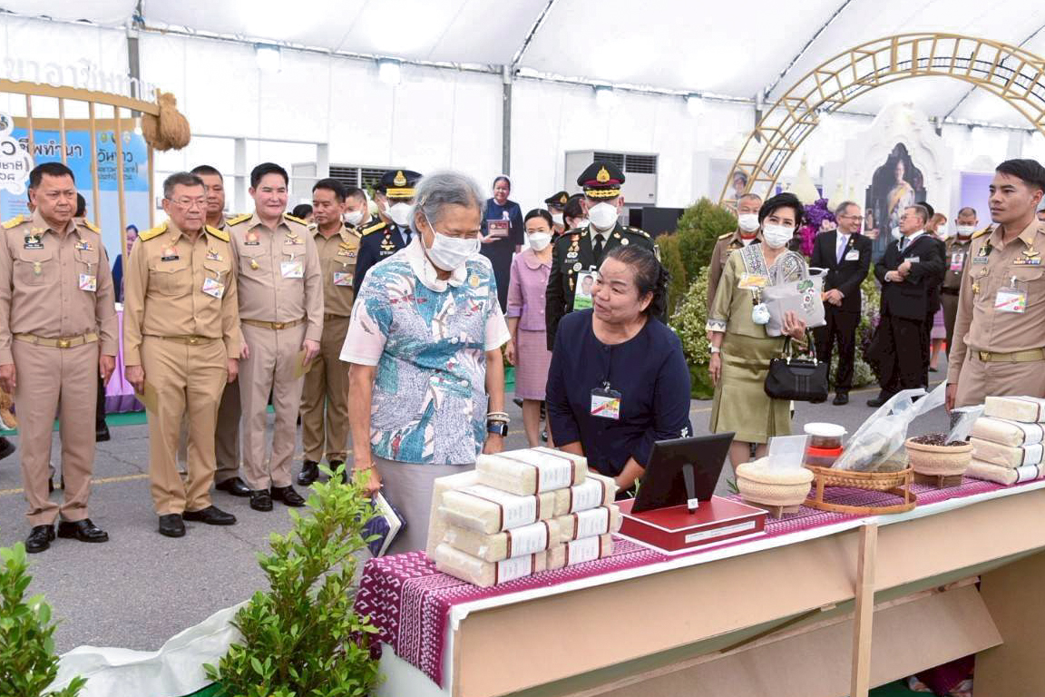 ภาพสมเด็จพระกนิษฐาธิราชเจ้า กรมสมเด็จพระเทพรัตนราชสุดา ฯ สยามบรมราชกุมารี เสด็จพระราชดำเนินไปทรงเปิดงาน วันข้าวและชาวนาแห่งชาติ ประจำปี 2568