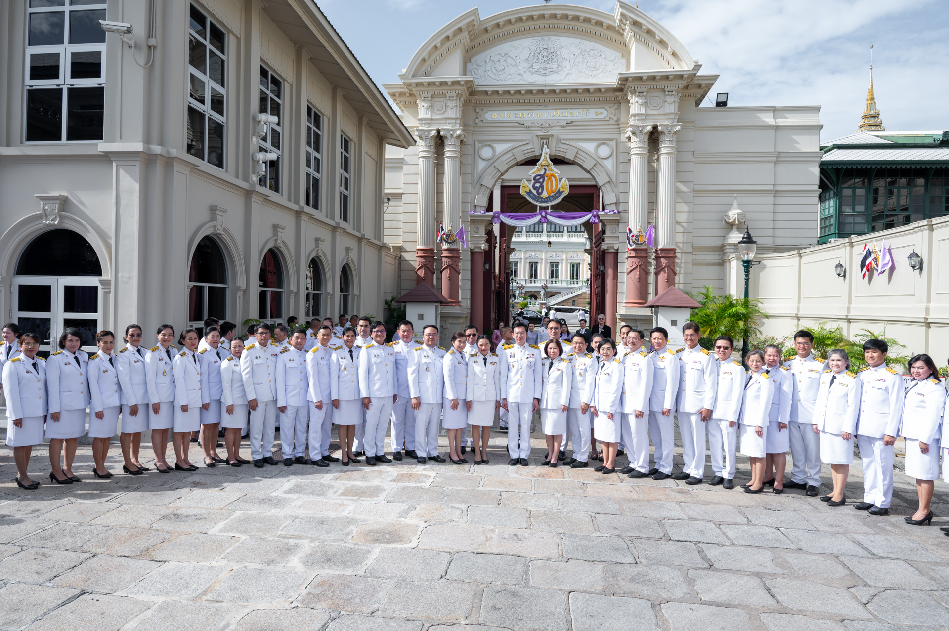 ภาพหมู่ปลัดกระทรวง อว. นำคณะผู้บริหาร ร่วมลงนามถวายพระพรสมเด็จพระนางเจ้าฯ พระบรมราชินี เนื่องในโอกาสวันเฉลิมพระชนมพรรษา 3 มิถุนายน 2568