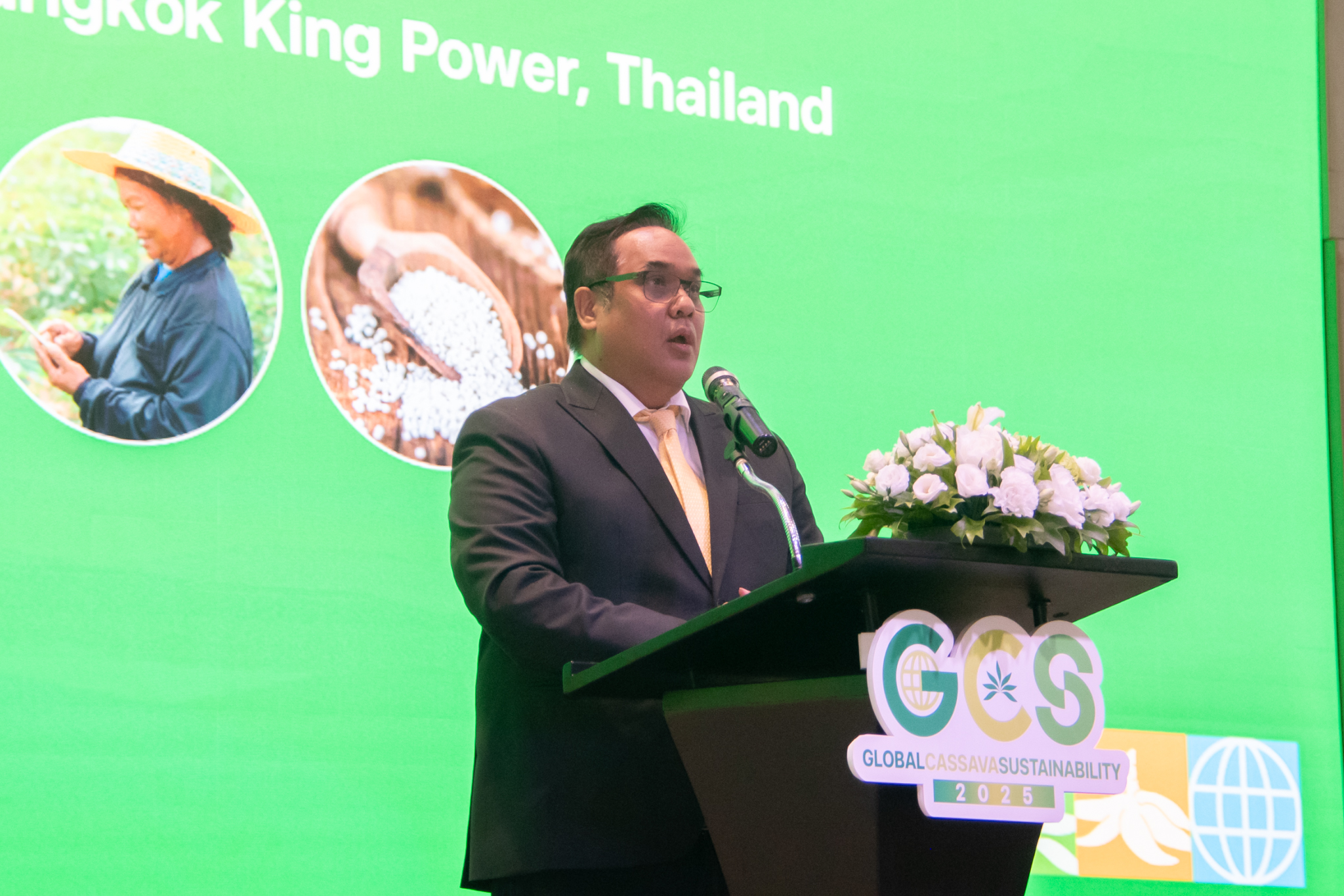 ภาพครึ่งตัว ดร.พันธุ์เพิ่มศักดิ์ อารุณี ยืนกล่าว ตรงโพเดียม 