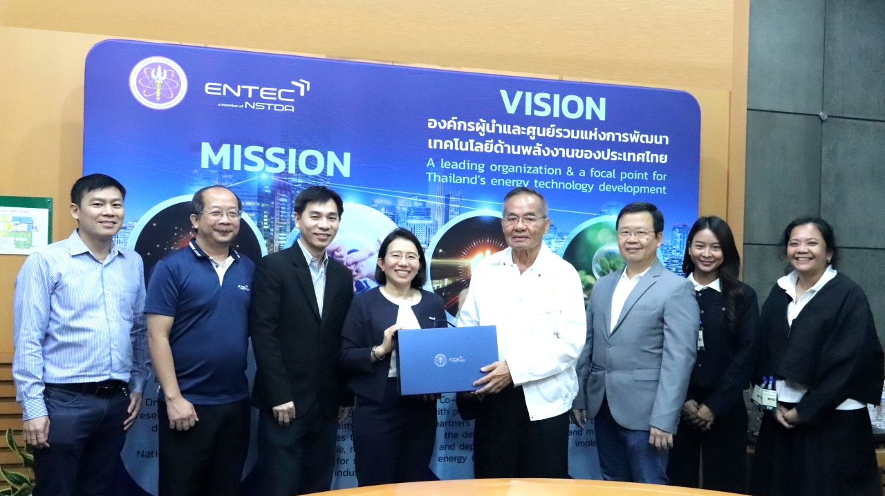 ภาพหมู่ ENTEC สวทช. จับมือ บริษัทวิโรจน์รัตน์ เมเนจเม้นท์ จำกัด ผลักดันนวัตกรรมเครื่องผลิตสารฆ่าเชื้ออิเล็กโทรไลต์สู่การใช้จริง