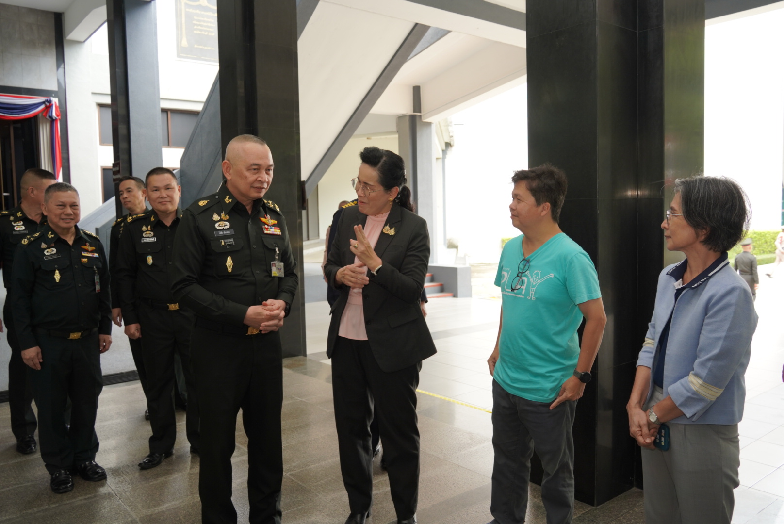 ภาพพลเอก ธิติชัย เทียนทอง รองผู้บัญชาการทหารสูงสุด เยี่ยมชมพื้นที่จัดกิจกรรมของงานรักชาติ Festival ร่วมสนทนากับผู้บริหาร สวทช. และผู้จัดกิจกรรมสนามเด็กเล่นพาราเพลิน โดยมีคณะนายทหารร่วมติดตาม