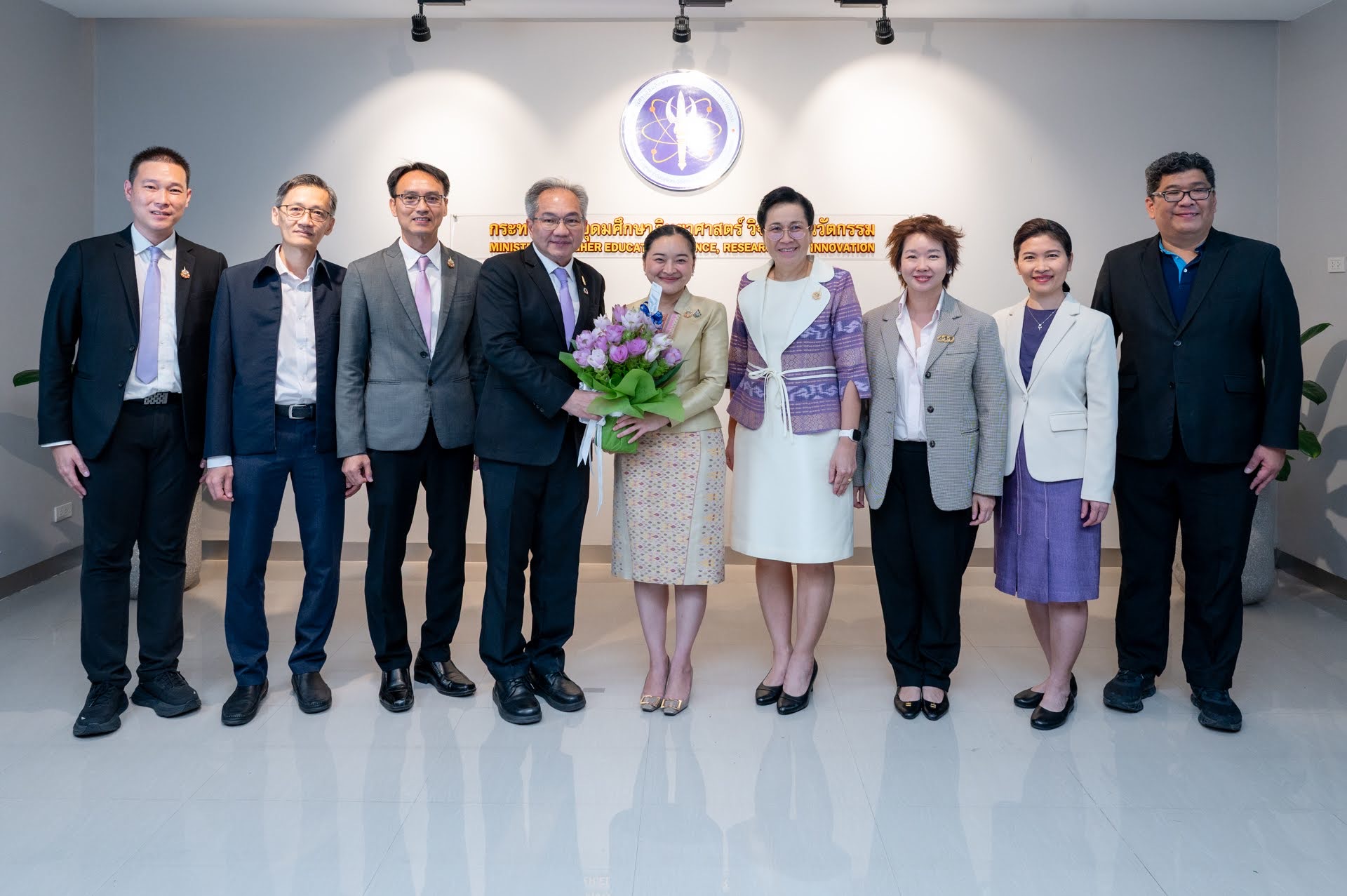 ภาพบรรยากาศน.ส.สุดาวรรณ หวังศุภกิจโกศล รมว. การอุดมศึกษา วิทยาศาสตร์ วิจัยและนวัตกรรม (อว.) แถลงมอบนโยบายให้ผู้บริหารกระทรวง อว. 