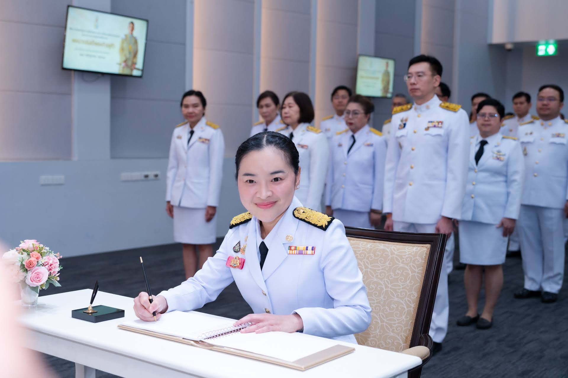 ภาพพิธีลงนามถวายพระพรชัยมงคล และพิธีถวายสัตย์ปฏิญาณเพื่อเป็นข้าราชการที่ดีและพลังของแผ่นดิน