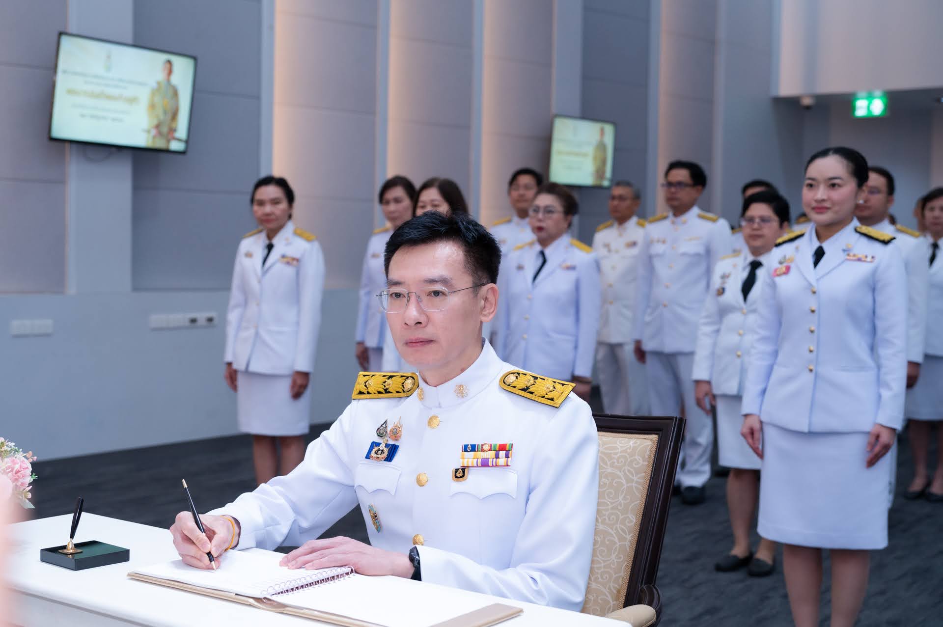ภาพพิธีลงนามถวายพระพรชัยมงคล และพิธีถวายสัตย์ปฏิญาณเพื่อเป็นข้าราชการที่ดีและพลังของแผ่นดิน 