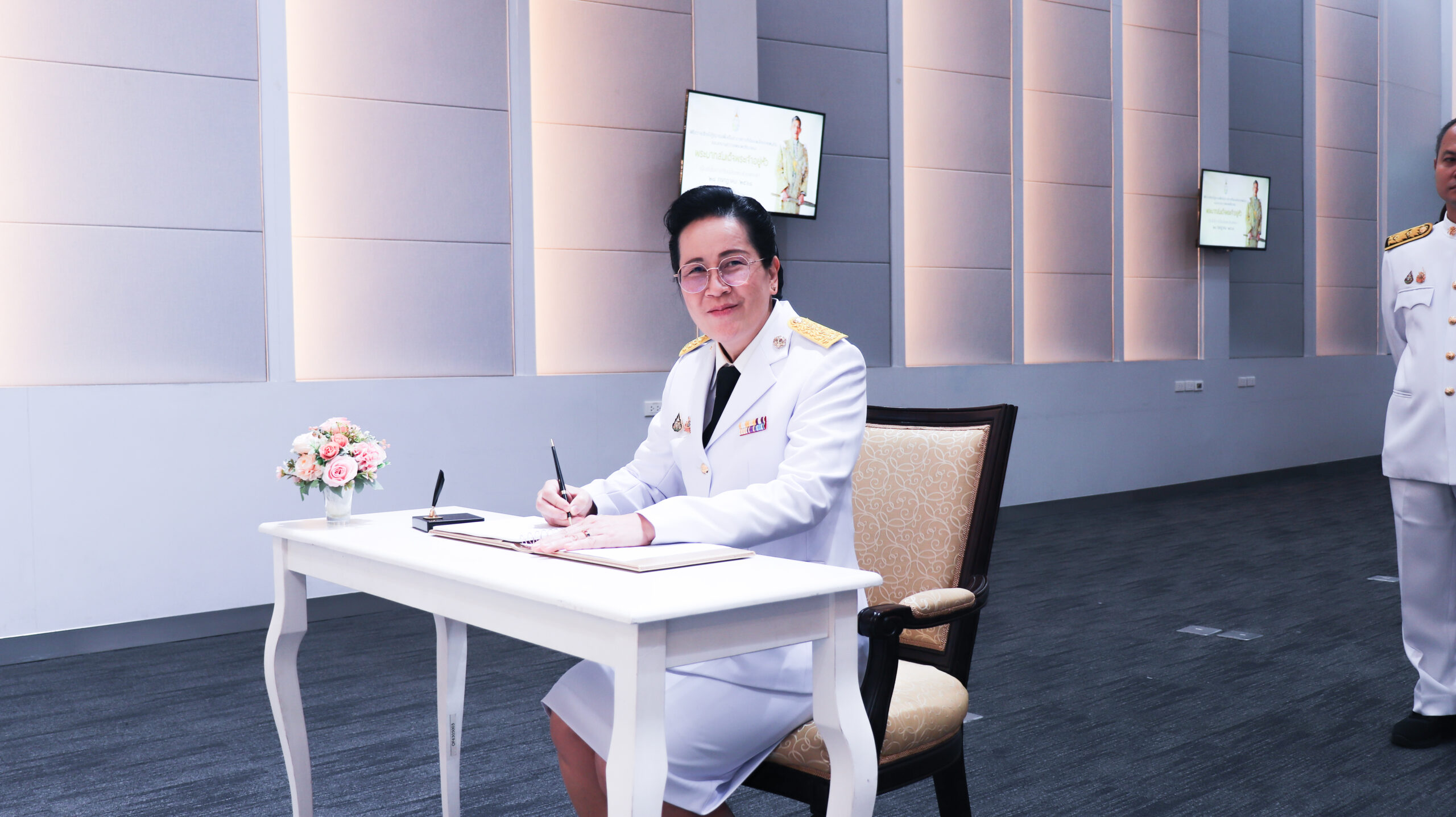 ภาพพิธีลงนามถวายพระพรชัยมงคล และพิธีถวายสัตย์ปฏิญาณเพื่อเป็นข้าราชการที่ดีและพลังของแผ่นดิน