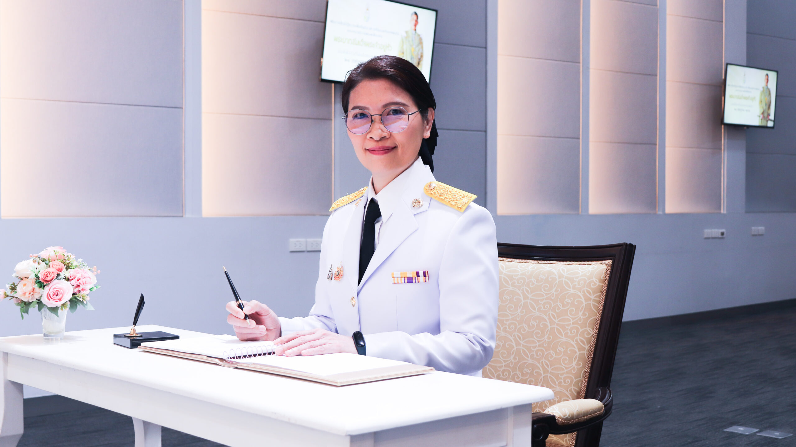 ภาพพิธีลงนามถวายพระพรชัยมงคล และพิธีถวายสัตย์ปฏิญาณเพื่อเป็นข้าราชการที่ดีและพลังของแผ่นดิน