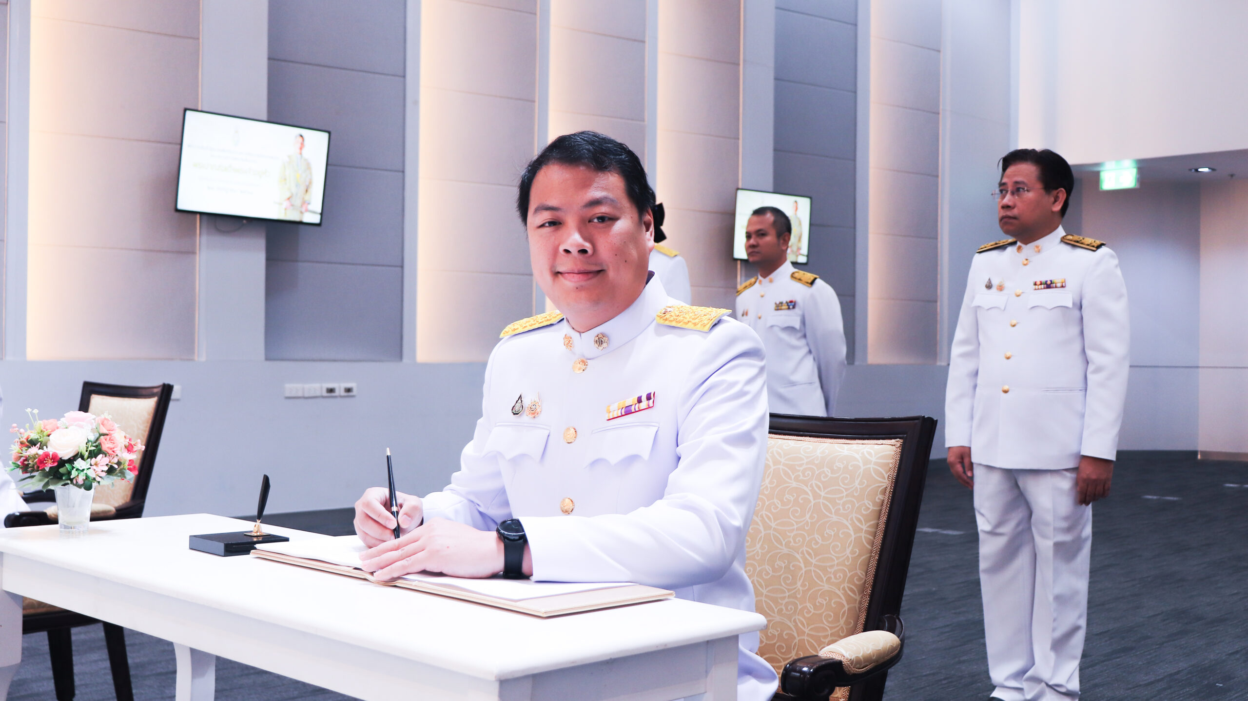 ภาพพิธีลงนามถวายพระพรชัยมงคล และพิธีถวายสัตย์ปฏิญาณเพื่อเป็นข้าราชการที่ดีและพลังของแผ่นดิน