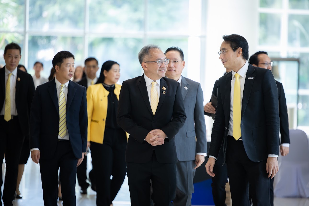 คณะผู้บริหารจาก สวทช., กรมสรรพากร และธนาคารกรุงไทย