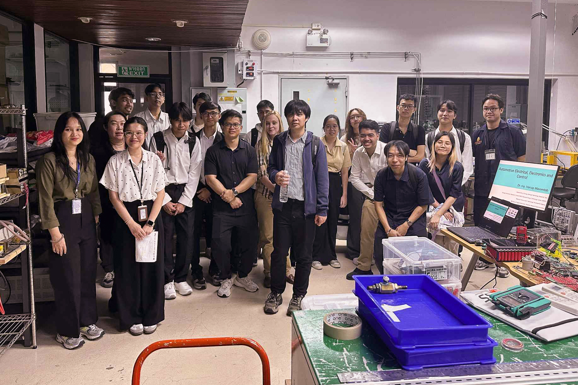 ภาพนักศึกษา TAIST-Science Tokyo เข้าฟังบรรยายจากนักวิจัยภายในห้องปฏิบัติการ