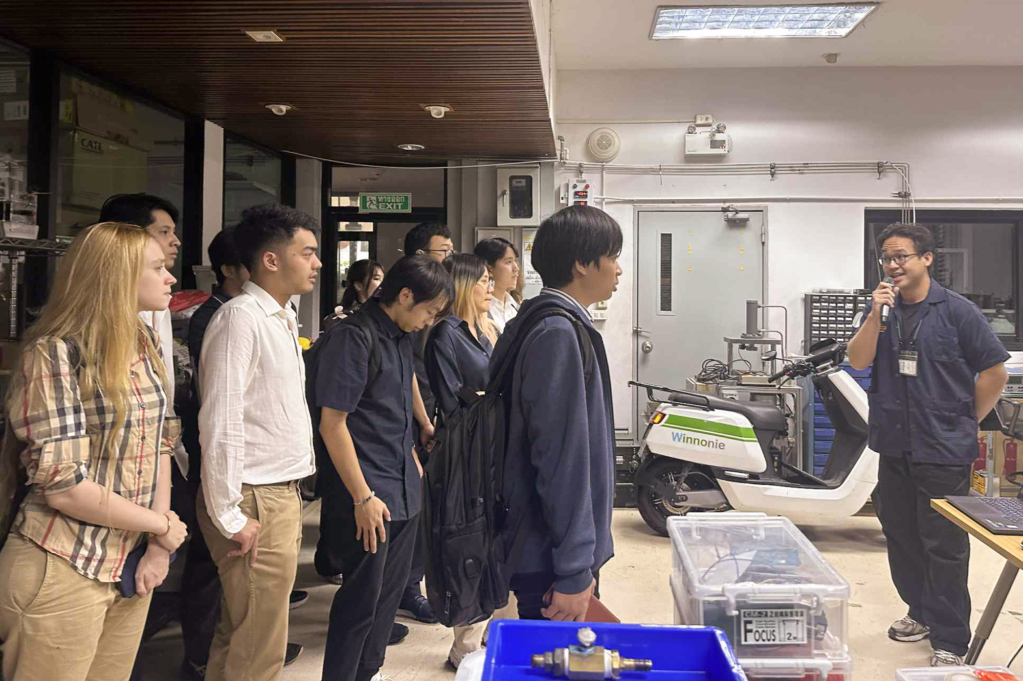 ภาพนักศึกษา TAIST-Science Tokyo เข้าฟังบรรยายจากนักวิจัยภายในห้องปฏิบัติการ
