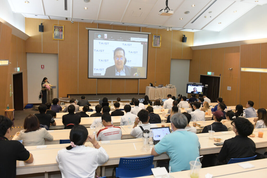 ภาพผู้เข้าร่วมกิจกรรมปฐมนิเทศ TAIST-Science Tokyo ปี 2568 รับฟังการบรรยายผ่านวิดีโอคอนเฟอเรนซ์