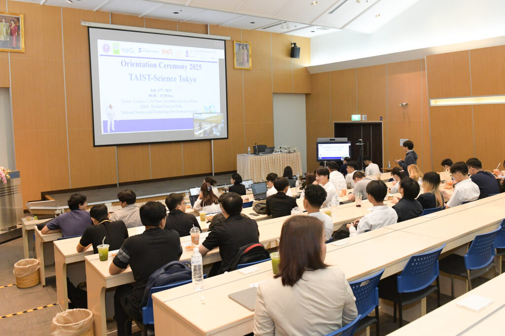 ภาพนักศึกษาระดับบัณฑิตศึกษาร่วมกิจกรรมปฐมนิเทศ TAIST-Science Tokyo ประจำปี 2568 ณ ห้องบรรยาย อาคารบ้านวิทยาศาสตร์สิรินธร สวทช. โดยมีการนำเสนอข้อมูลโครงการผ่านจอภาพขนาดใหญ่ด้านหน้าเวที