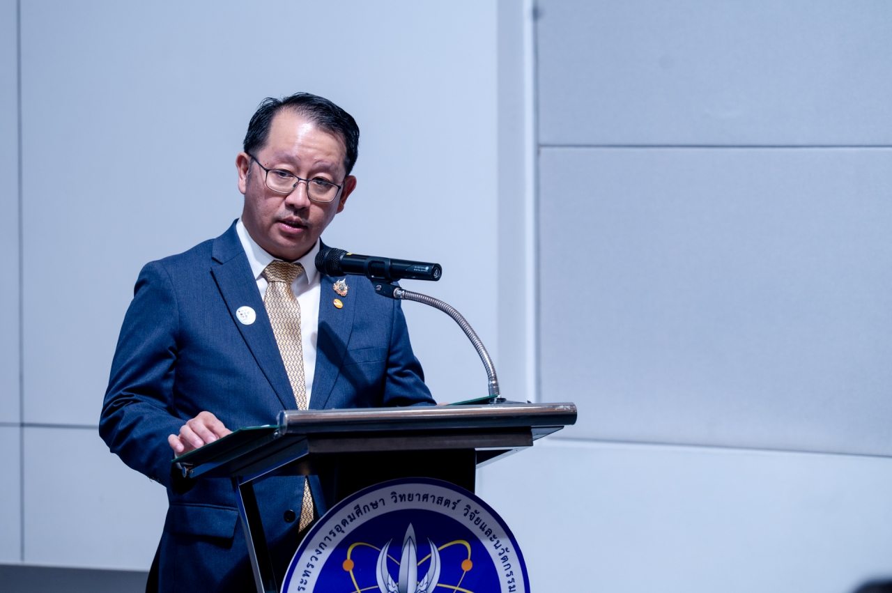 ภาพรองศาสตราจารย์ วงกต วงศ์อภัย รองผู้อำนวยการสำนักงานสภานโยบายการอุดมศึกษา วิทยาศาสตร์ วิจัยและนวัตกรรมแห่งชาติ (สอวช.) 