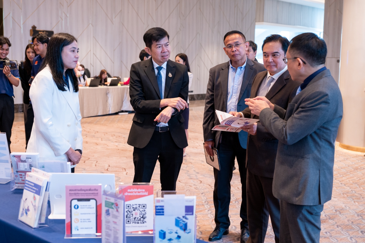 ภาพบรรยากาศการเยี่ยมชมบูธนิทรรศการ