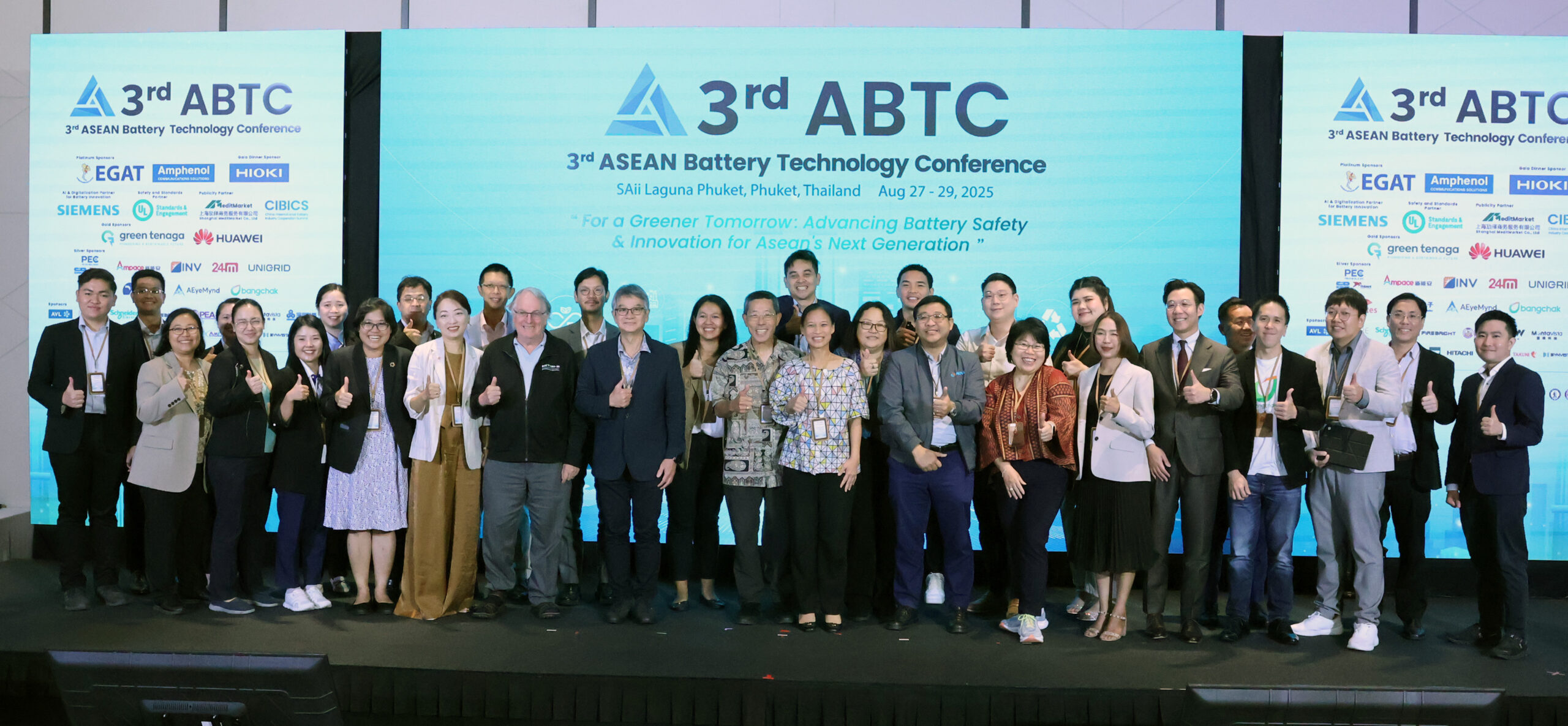 ภาพผู้ร่วมงานจากหลากหลายองค์กรในอาเซียนร่วมถ่ายภาพหมู่ในงานประชุม 3rd ASEAN Battery Technology Conference (ABTC) 2025