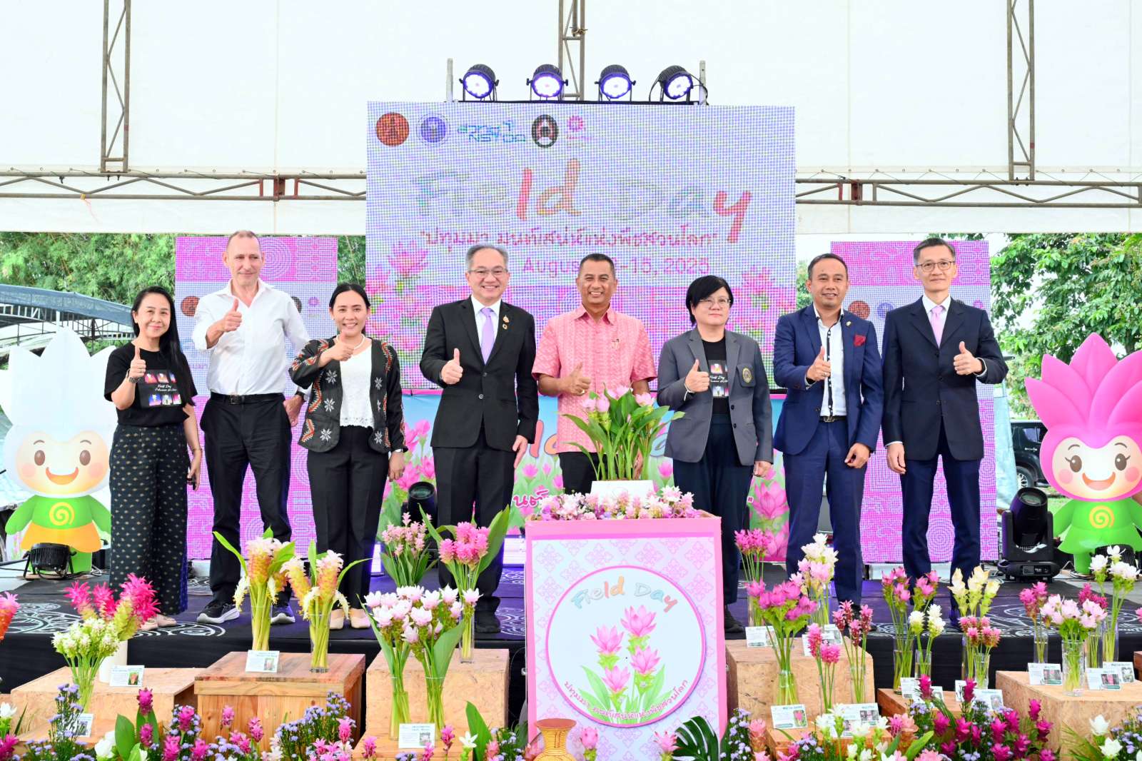 ภาพหมู่ พิธีเปิดงาน “ปทุมมา” จ.อุดรธานี