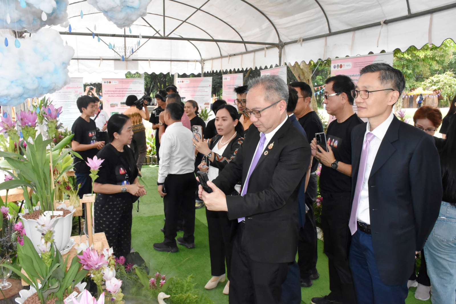 ภาพผู้บริหารร่วมชมนิทรรศการปทุมมา