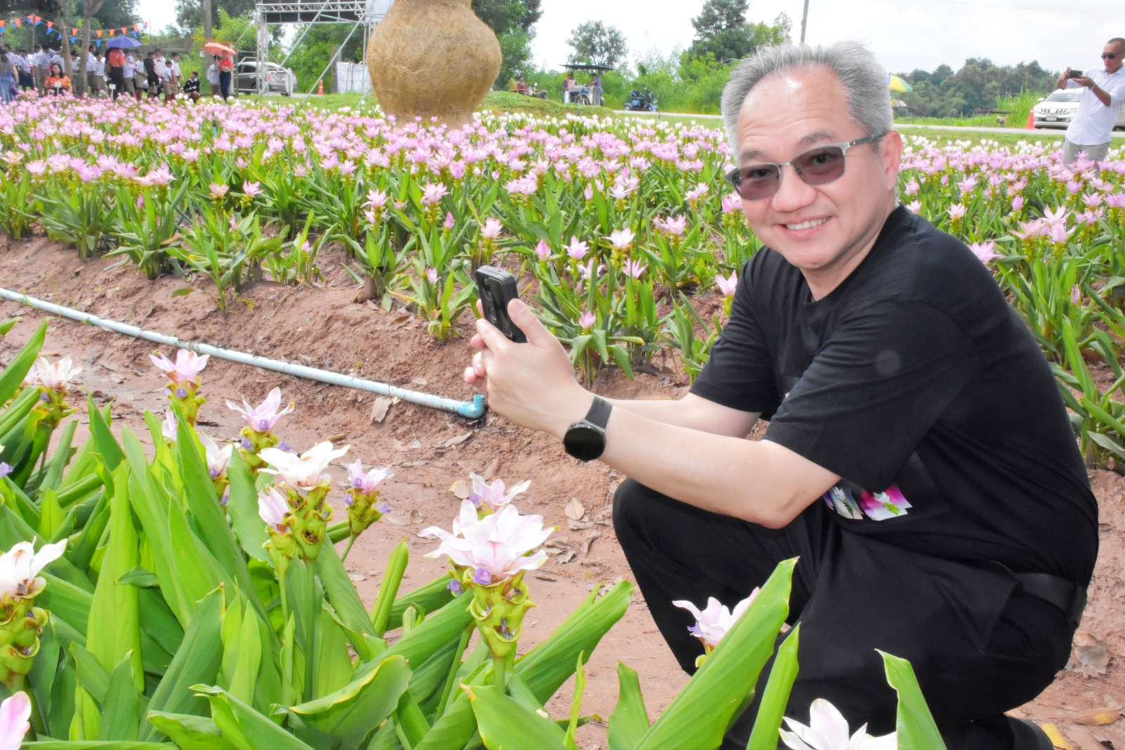 ภาพผอ.สวทช. ร่วมชมดอกปทุมมา