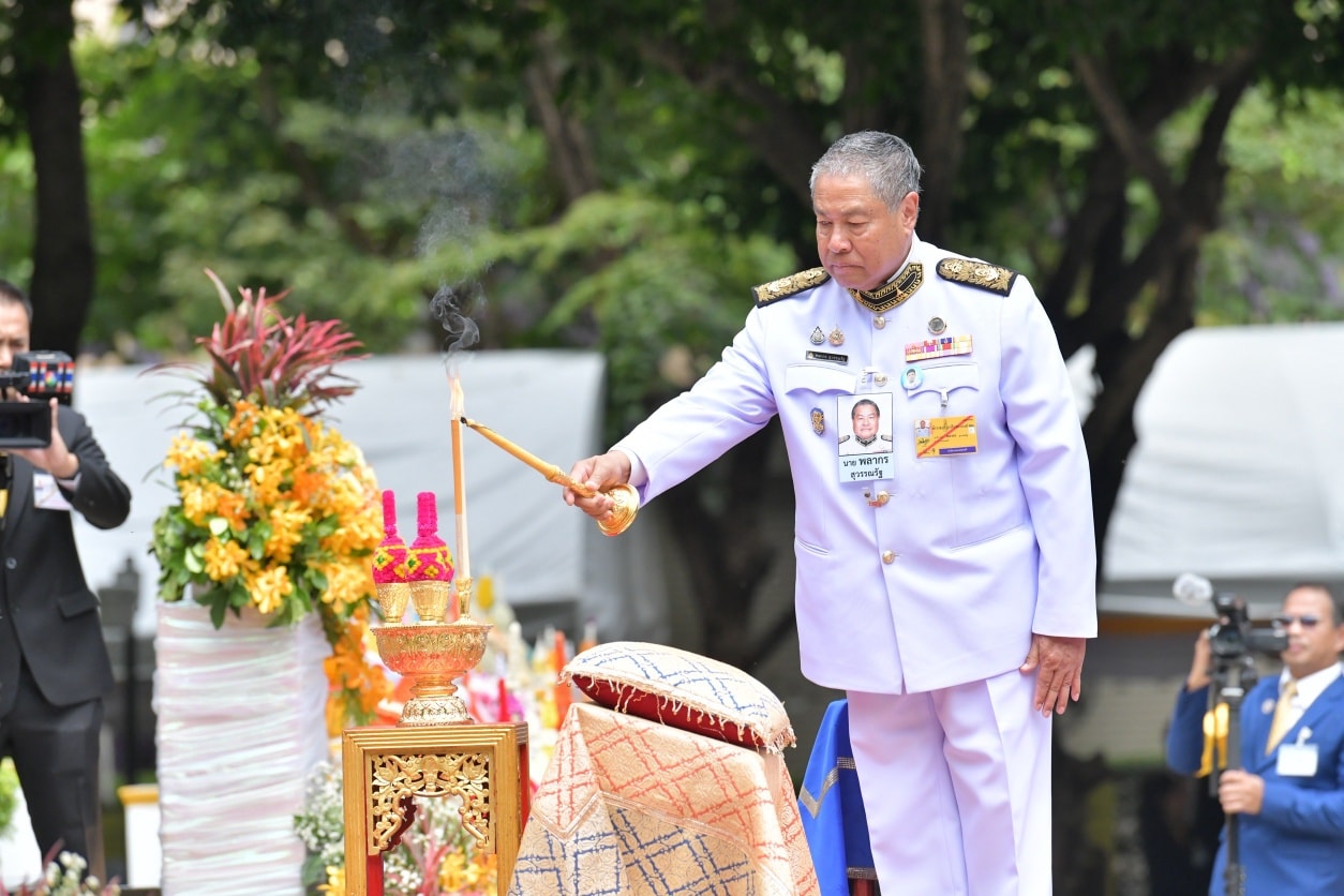 ภาพพิธีวางพุ่มดอกไม้ถวายราชสักการะ ร.4 “พระบิดาแห่งวิทยาศาสตร์ไทย” เนื่องในวันวิทยาศาสตร์แห่งชาติ 18 สิงหาคม สวทช. ร่วมรำลึกและสานต่อพระราชปณิธาน