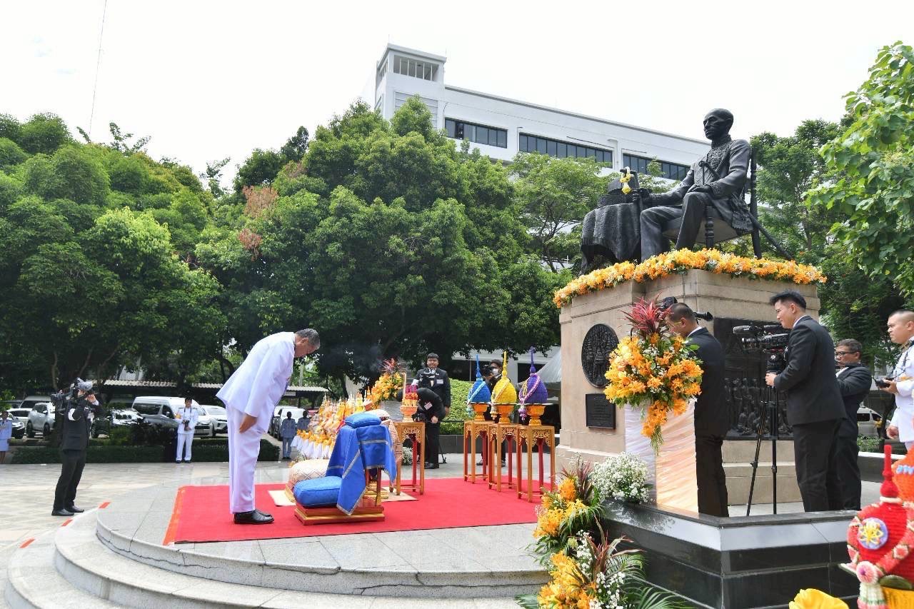 ภาพพิธีวางพุ่มดอกไม้ถวายราชสักการะ ร.4 “พระบิดาแห่งวิทยาศาสตร์ไทย” เนื่องในวันวิทยาศาสตร์แห่งชาติ 18 สิงหาคม สวทช. ร่วมรำลึกและสานต่อพระราชปณิธาน