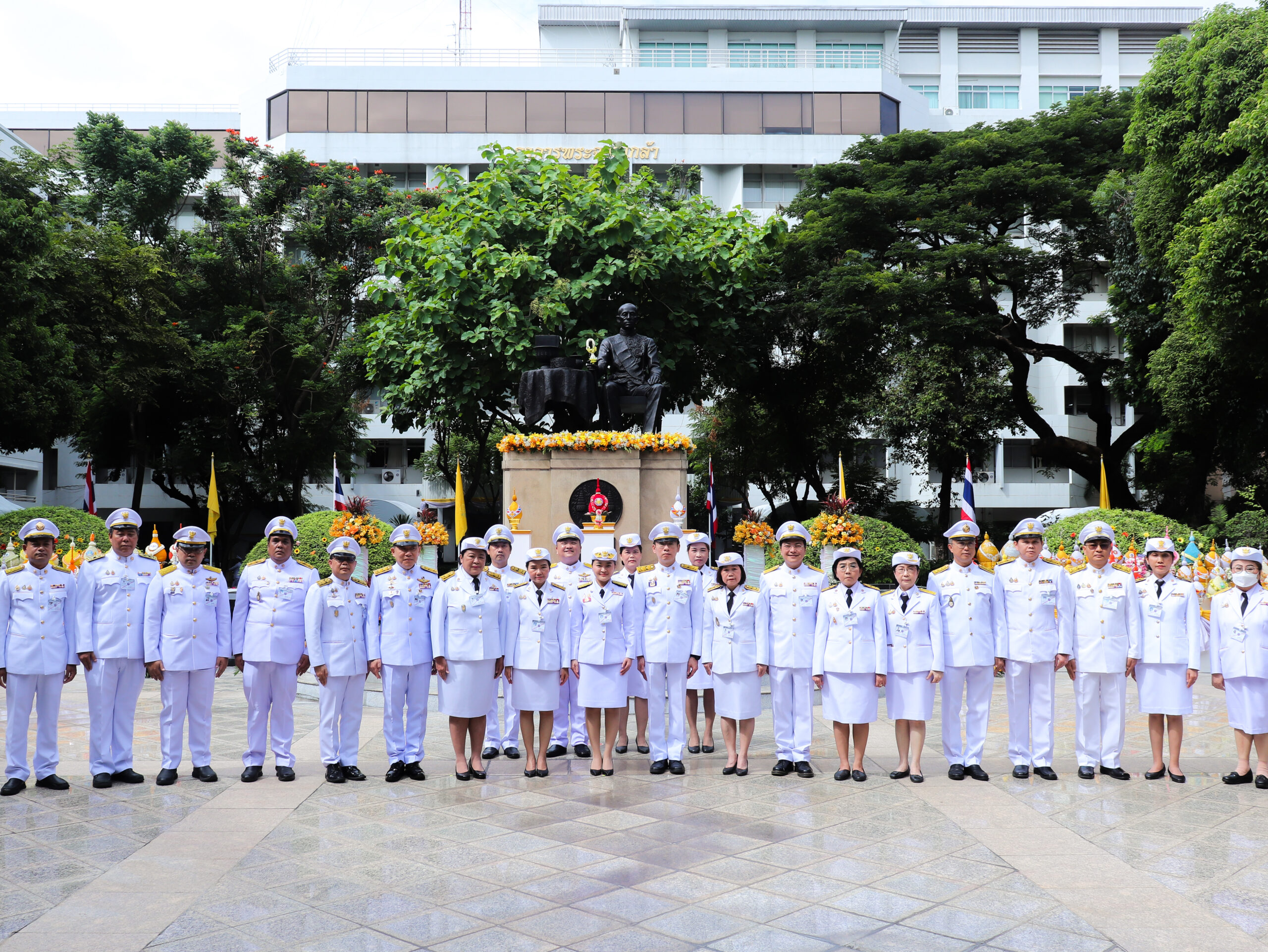 ภาพพิธีวางพุ่มดอกไม้ถวายราชสักการะพระบรมราชานุสาวรีย์พระบาทสมเด็จพระจอมเกล้าเจ้าอยู่หัว รัชกาลที่ 4 เนื่องใน “วันวิทยาศาสตร์แห่งชาติ” 