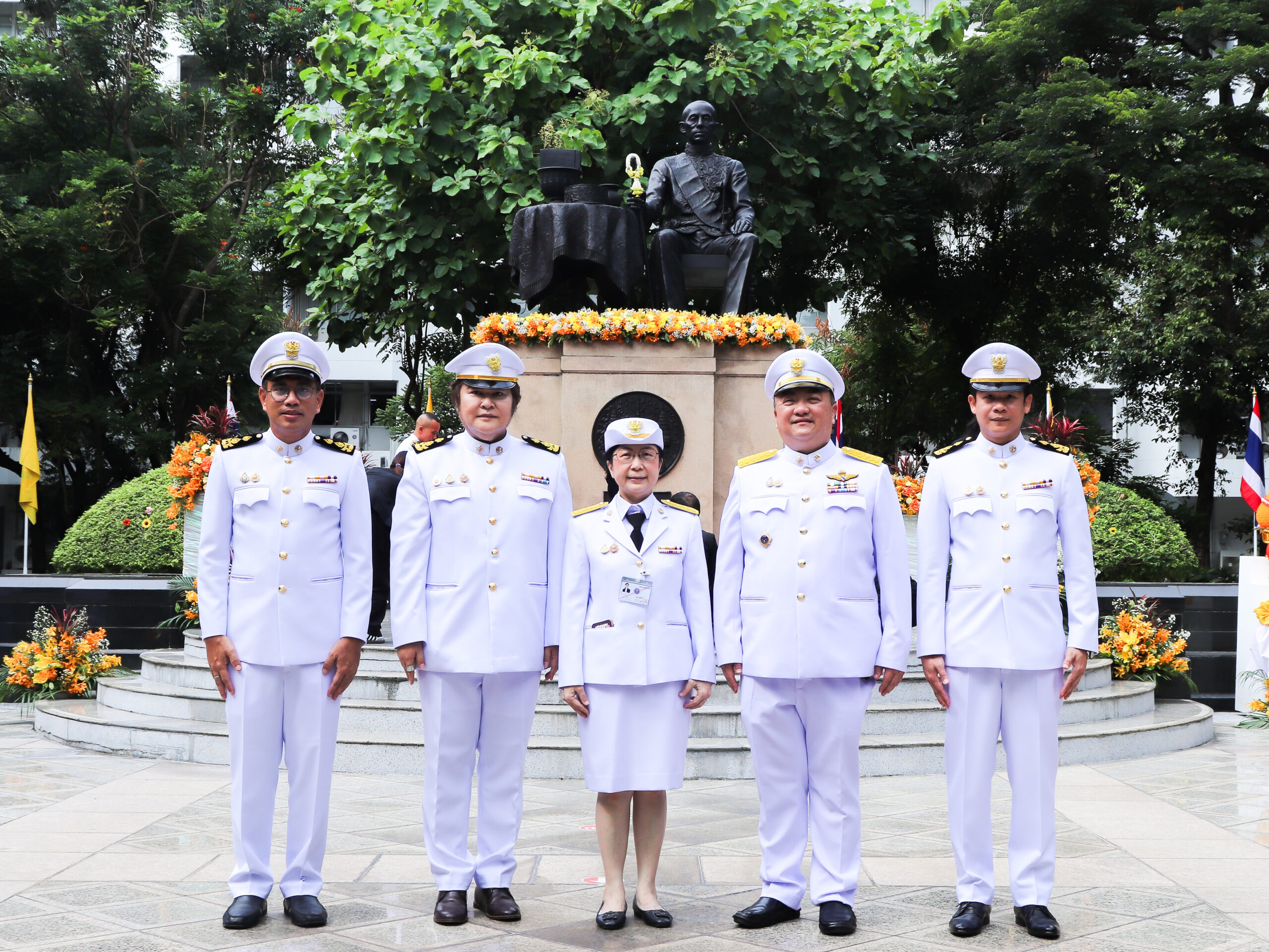 ภาพพิธีวางพุ่มดอกไม้ถวายราชสักการะ ร.4 “พระบิดาแห่งวิทยาศาสตร์ไทย” เนื่องในวันวิทยาศาสตร์แห่งชาติ 18 สิงหาคม สวทช. ร่วมรำลึกและสานต่อพระราชปณิธาน