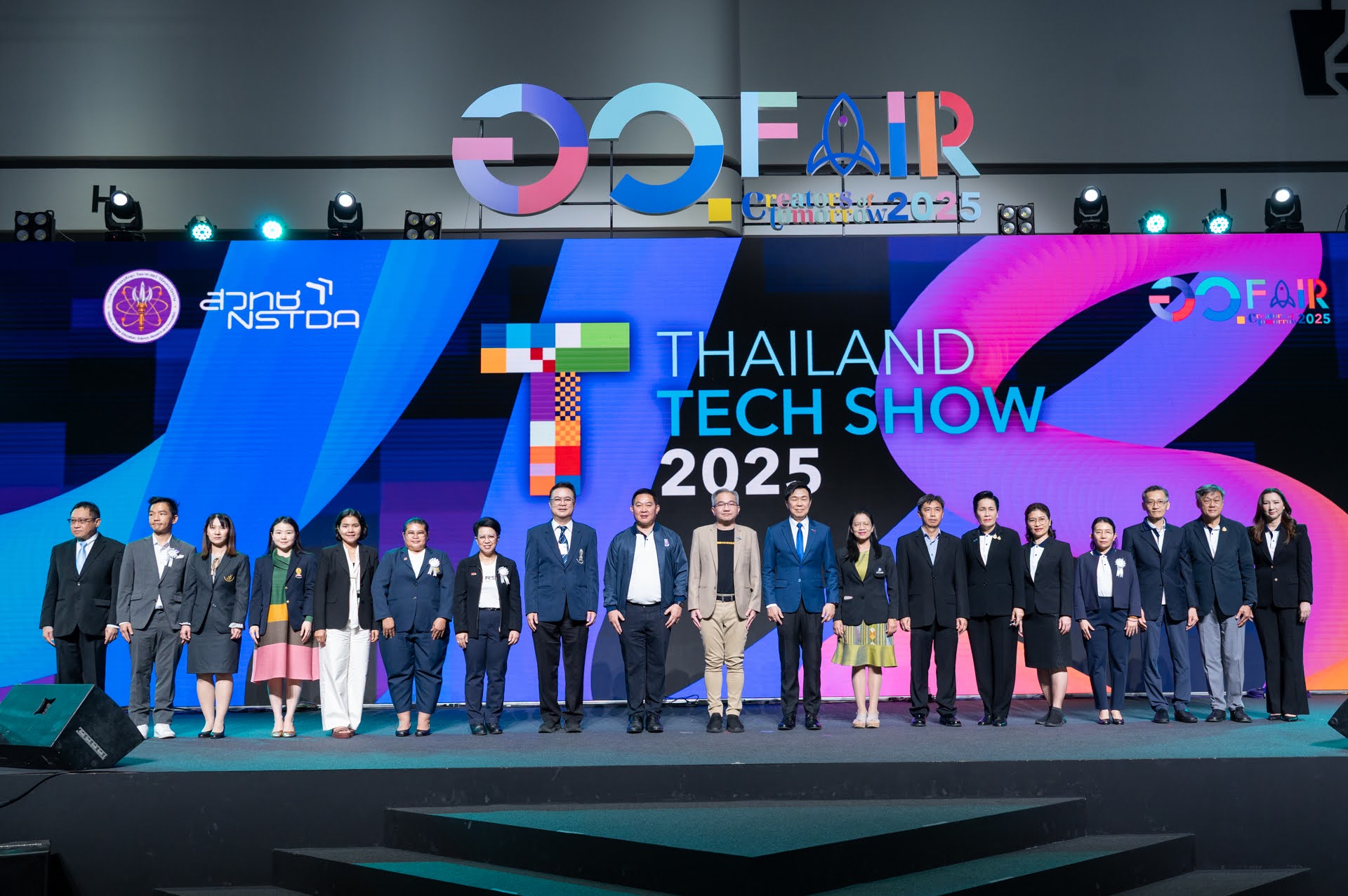 ภาพหมู่ผู้บริหารสำนักงานพัฒนาวิทยาศาสตร์และเทคโนโลยีแห่งชาติ (สวทช.)