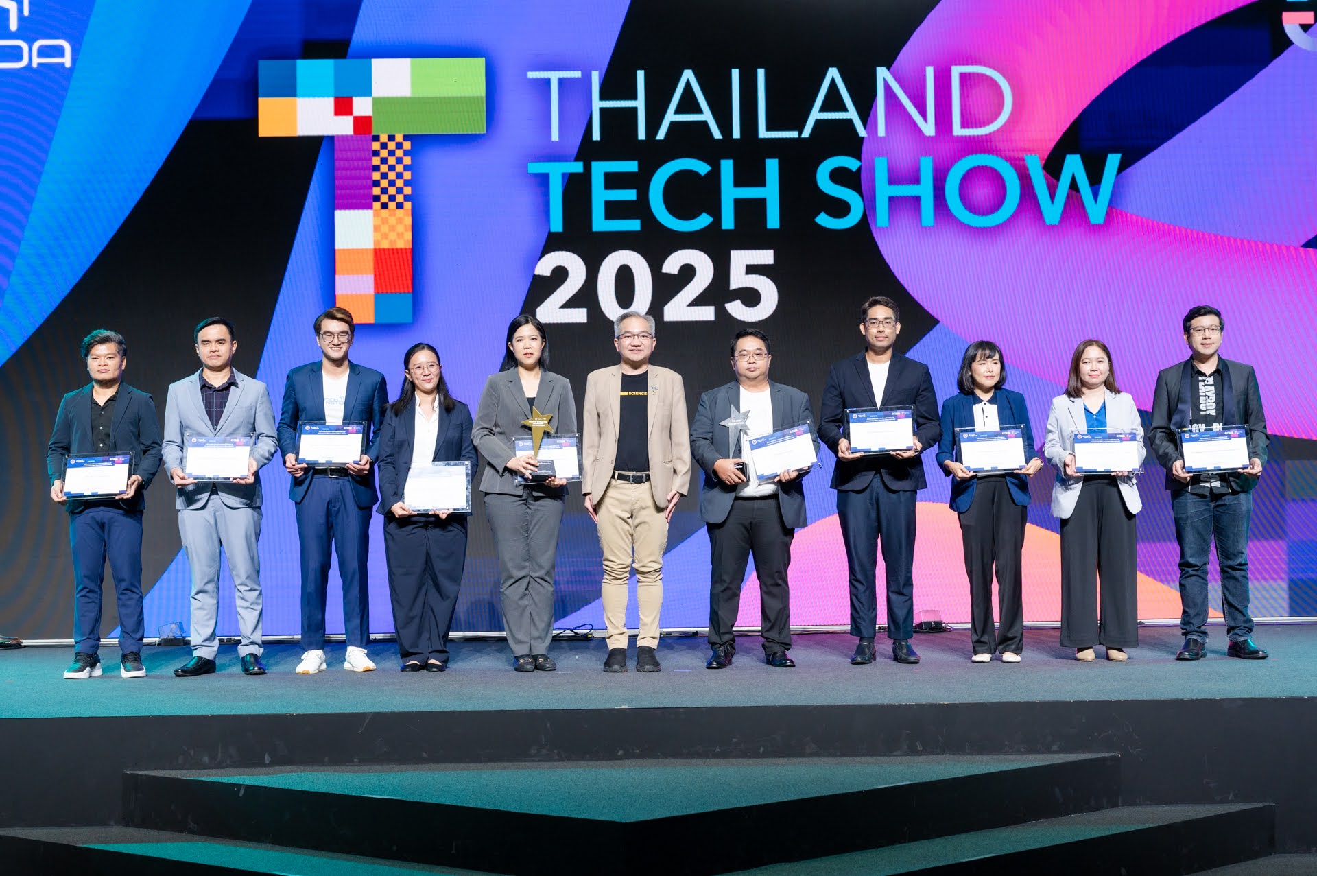 ภาพนักวิจัยและผู้พัฒนานวัตกรรม ขึ้นรับรางวัลบนเวทีในงาน Thailand Tech Show 2025