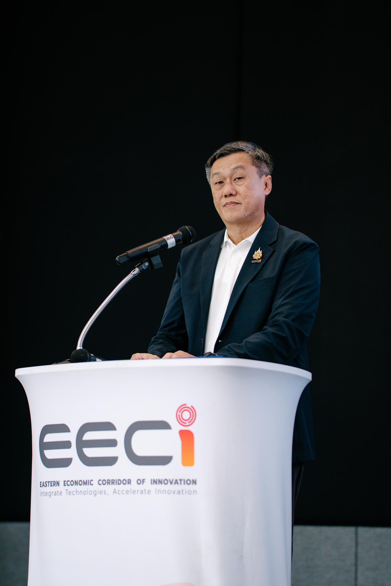 ภาพดร.วุฒิ ด่านกิตติกุล ผู้อำนวยการ EECi กล่าวเปิดงานต้อนรับแขกผู้มีเกียรติ ผู้เข้าร่วมงาน