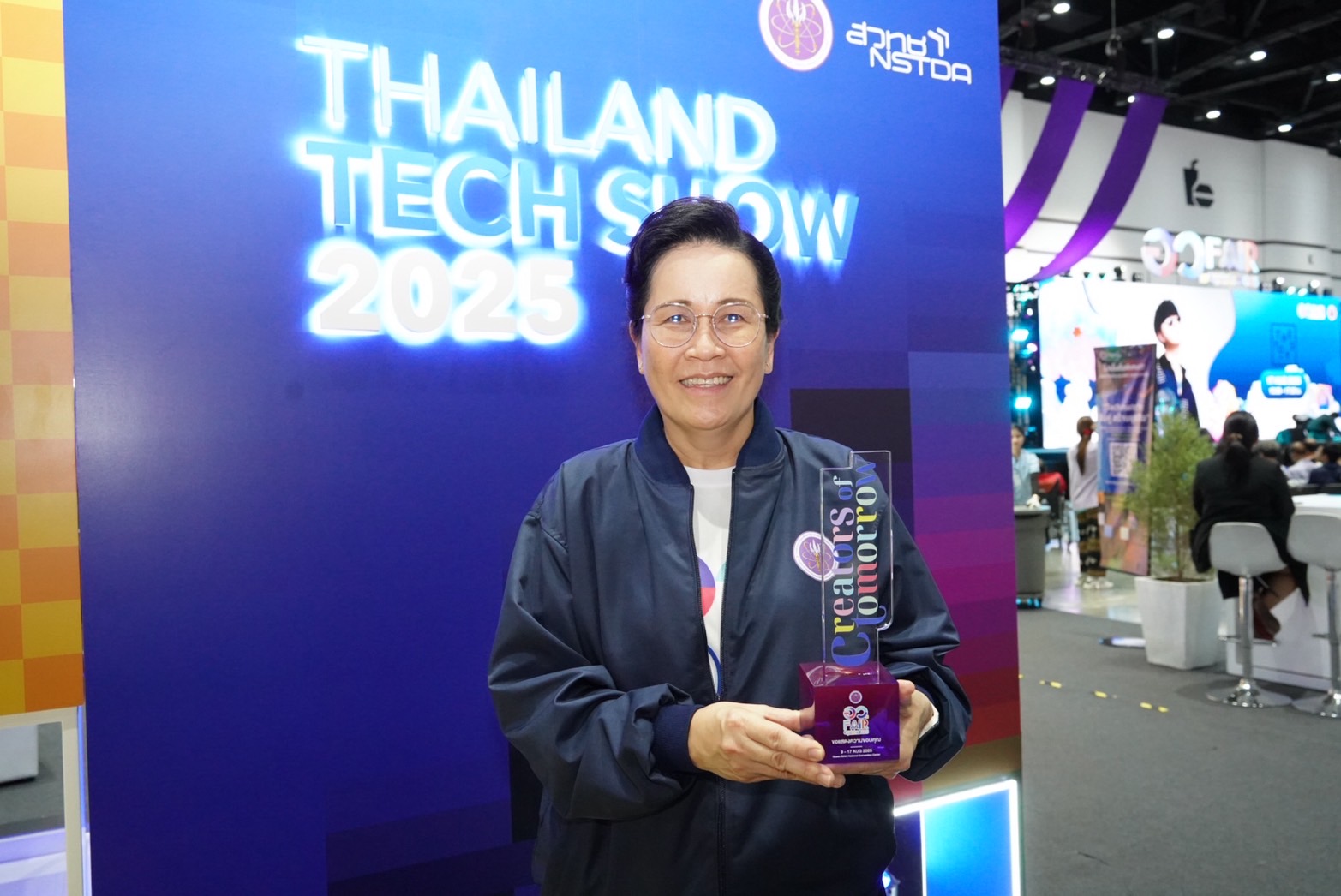 ภาพดร.จุฬารัตน์ ตันประเสริฐ รองผู้อำนวยการสำนักงานพัฒนาวิทยาศาสตร์และเทคโนโลยีแห่งชาติ (สวทช.) เป็นตัวแทนหน่วยงาน สวทช. ขึ้นรับมอบโล่จากรัฐมนตรีว่าการกระทรวง อว.