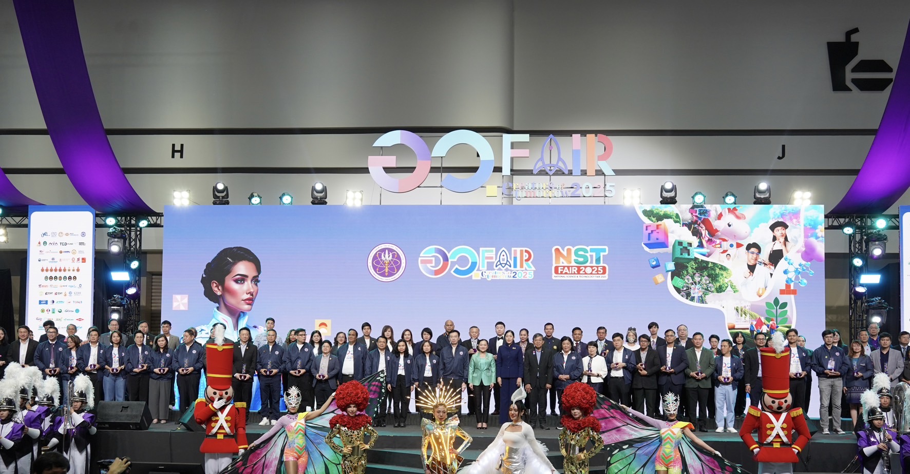 ภาพหมู่พิธ๊ปิดงาน อว. แฟร์ 2025