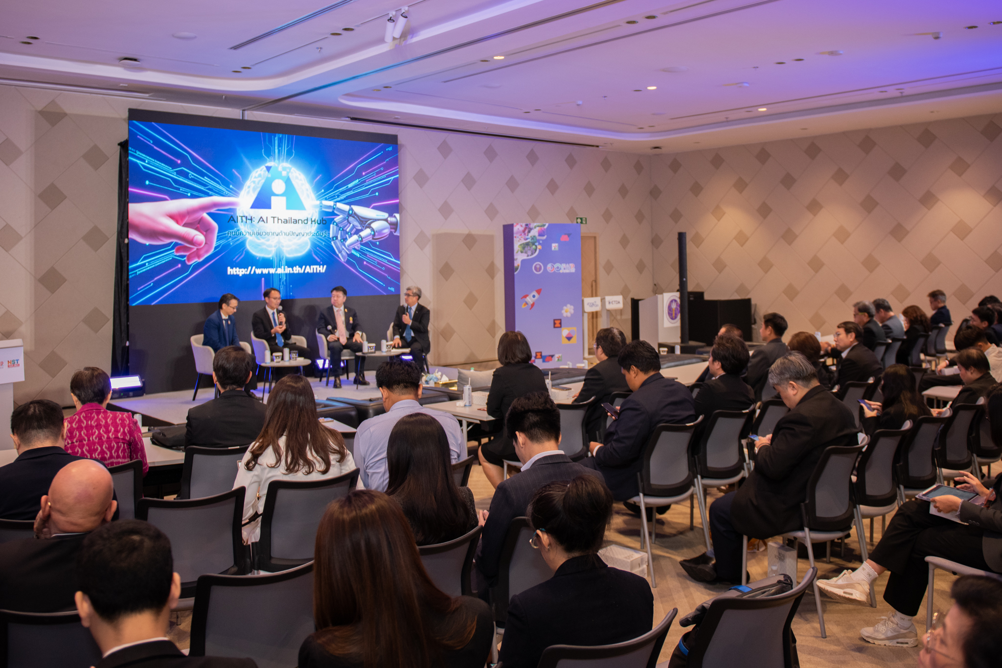 ภาพบรรยากาศการเสวนาภายในงานเปิดตัวความร่วมมือเตรียมการจัดตั้ง AI Thailand Hub