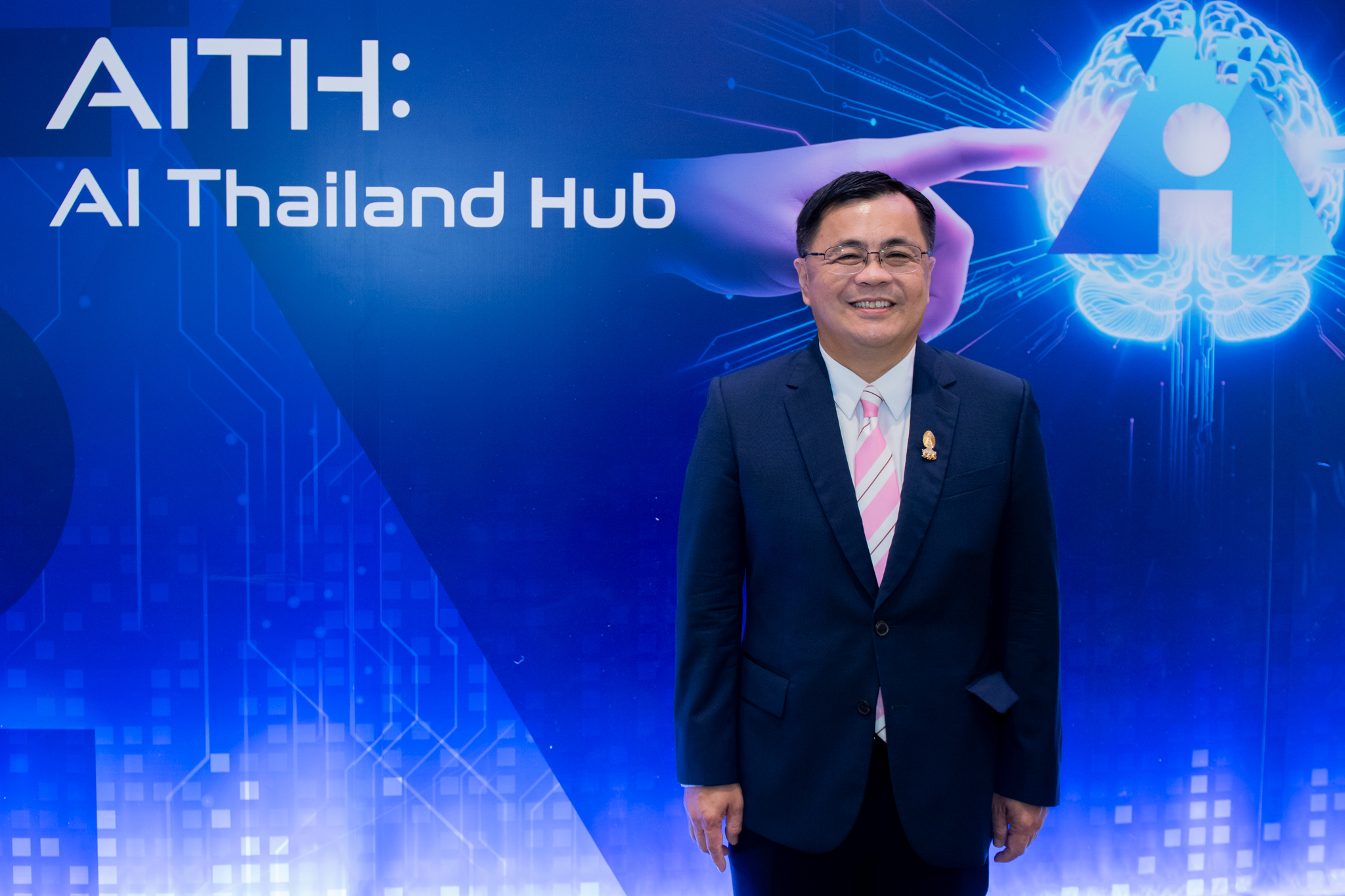 ศาสตราจารย์ ดร.วิเลิศ ภูริวัชร อธิการบดีจุฬาลงกรณ์มหาวิทยาลัย ถ่ายภาพหน้าแบคดรอปงาน AITH: AI Thailand Hub