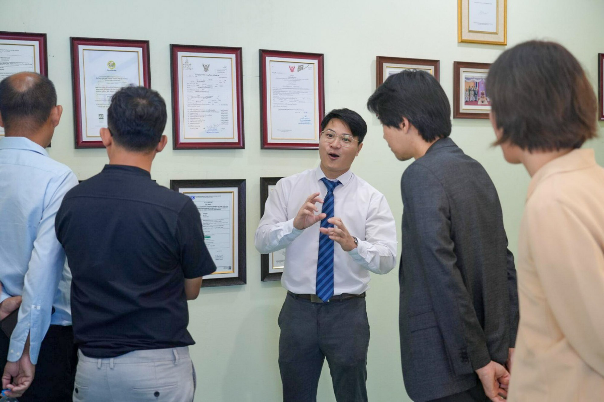 ภาพคณะผู้แทนเข้าชมผลงาน